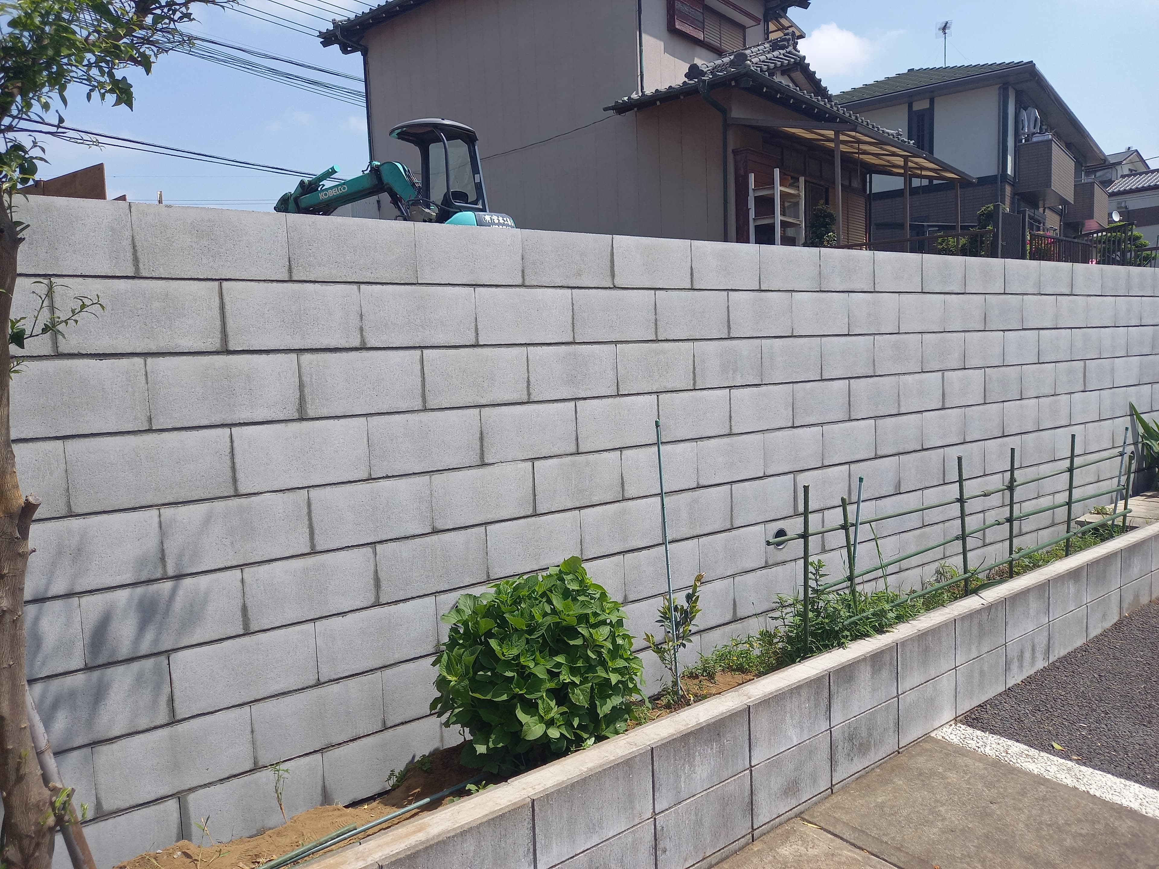 擁壁・造成・安全コーンを設けた土木現場