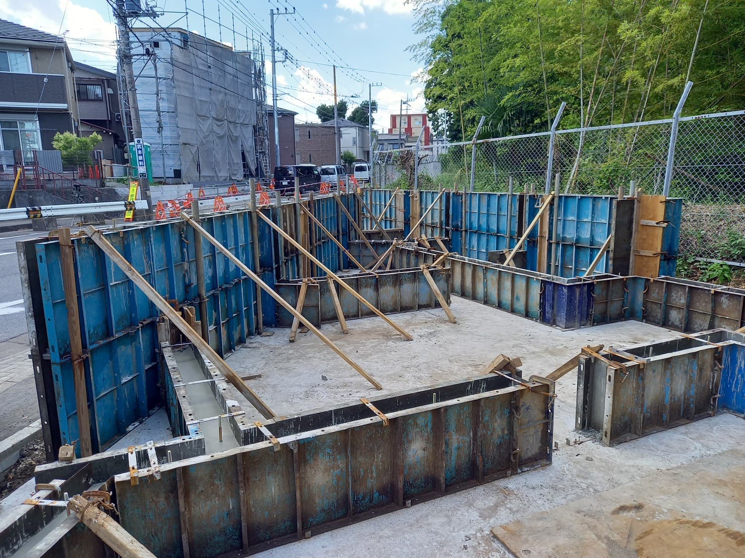 基礎の型枠・立ち上がり工事の様子