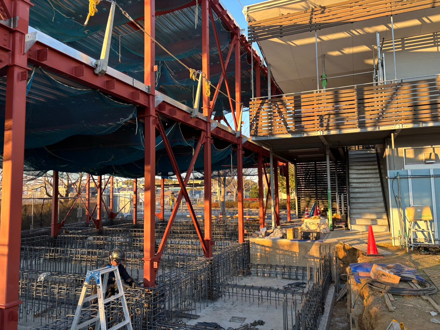 鉄骨柱と配筋が組まれた基礎工事