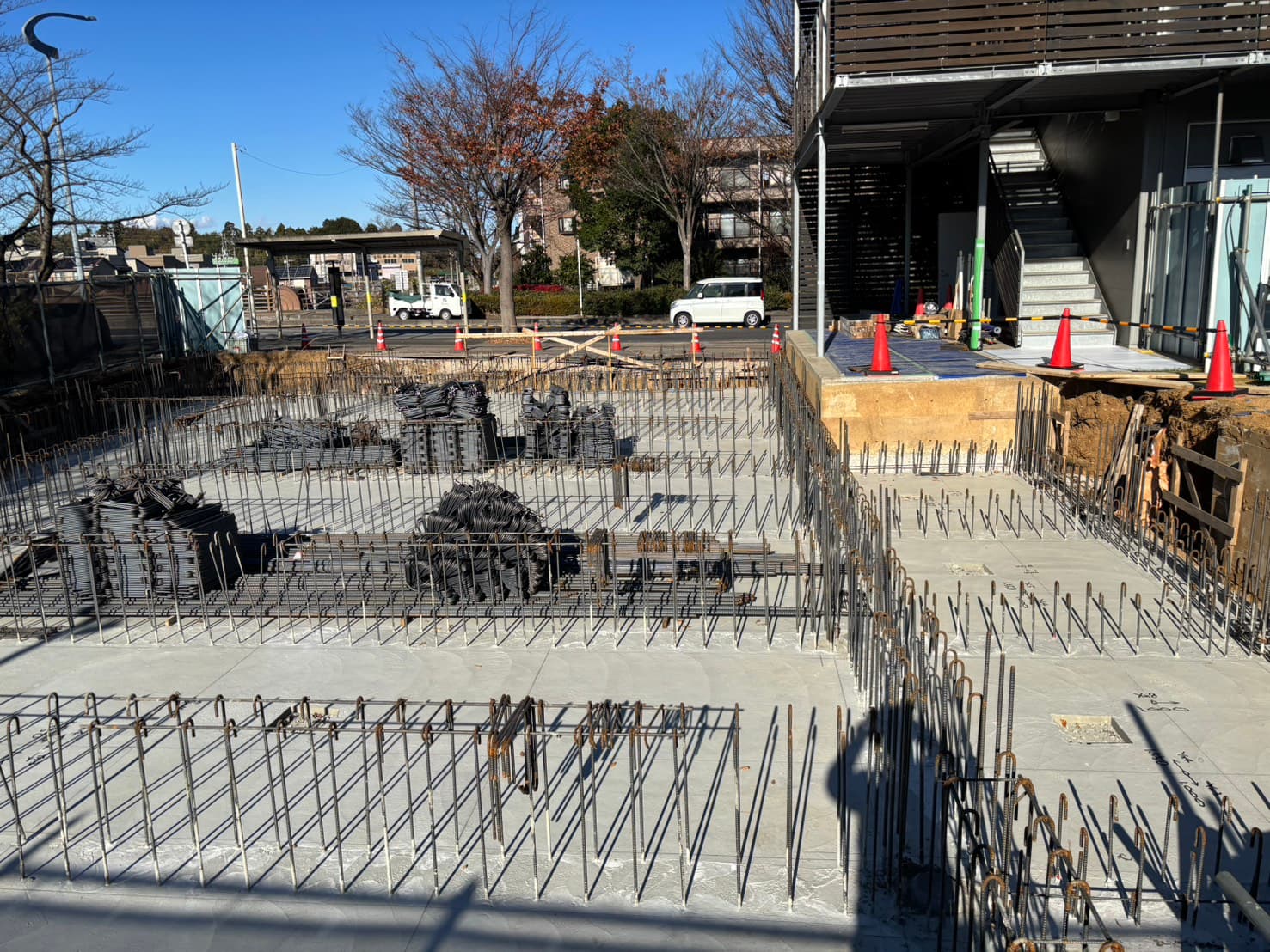 ポンプ車による配筋・打設準備の現場