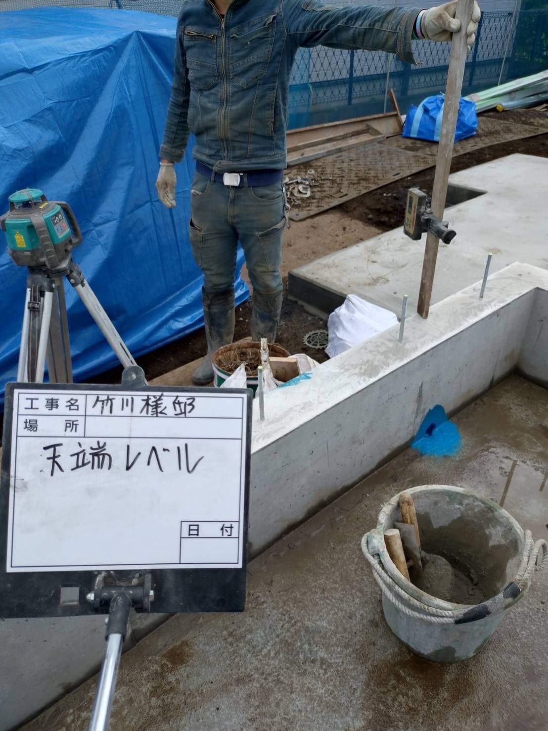 レーザーレベルを使用している計測風景