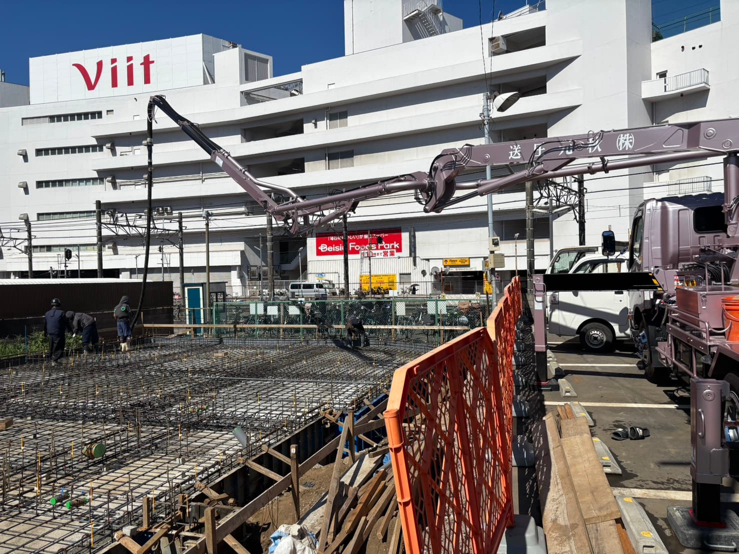 コンクリートミキサー車から圧送車へ移す打設風景