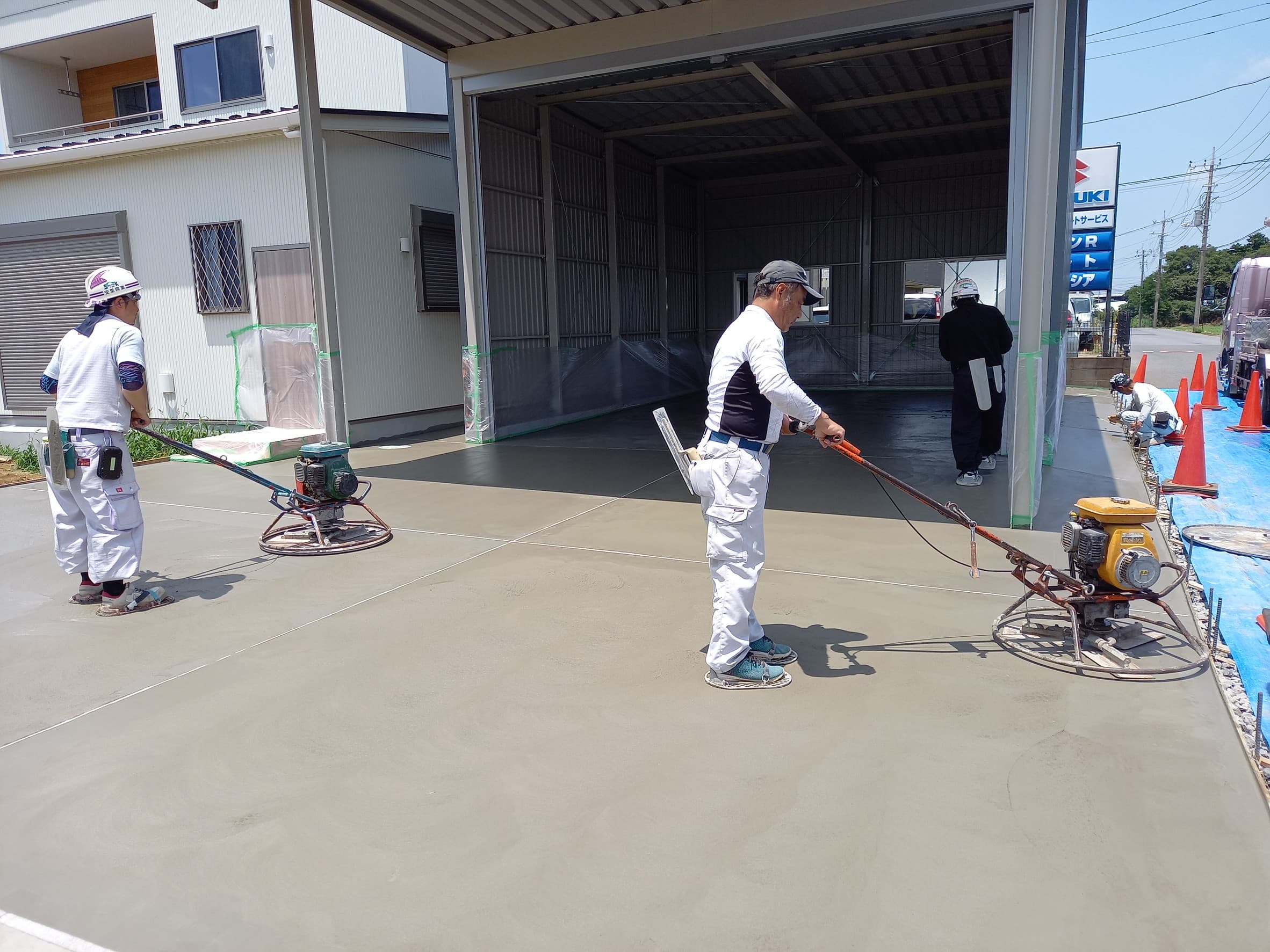 コンクリート床の仕上げ作業